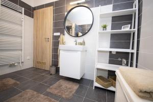 Koupelna v ubytování Apartmán LIPNO Z1 - Frymburk + 19 fotografií