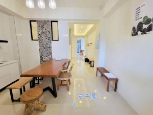 Un comedor con mesa y sillas de madera. en Anping Morning, en Tainan 15 fotos más