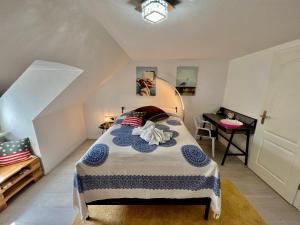 ein Schlafzimmer mit einem Bett im Dachgeschoss in der Unterkunft Studio München nahe Olympiapark in München