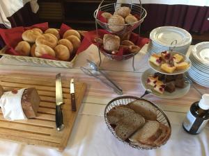una mesa cubierta con pan y cestas de bollería en B&B Goldener Stern, en Sankt Koloman