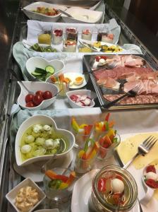un buffet con muchos platos de comida en una mesa en B&B Goldener Stern, en Sankt Koloman