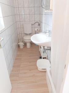 ein Bad mit einem WC und einem Waschbecken in der Unterkunft Studio apartman Marley in Gradac