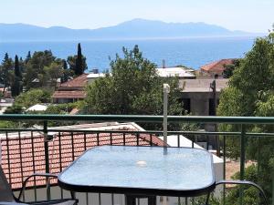 einen Tisch auf einem Balkon mit Meerblick in der Unterkunft Studio apartman Marley in Gradac