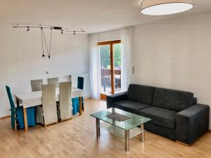 ein Wohnzimmer mit einem Sofa und einem Tisch in der Unterkunft Landhaus Scherling in Keutschach am See