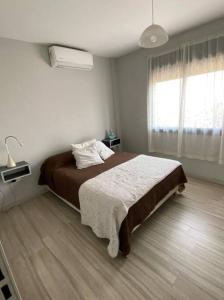 Ένα ή περισσότερα κρεβάτια σε δωμάτιο στο Departamento en San Nicolás de los Arroyos