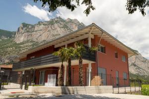 budynek z palmami przed górą w obiekcie HOLIDAY APARTMENTS GIULIA - Blue w mieście Pietramurata
