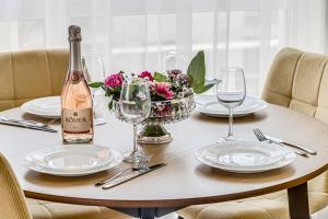 een tafel met een fles wijn en glazen erop bij ARI Turquoise Apartment in ARED in Arad