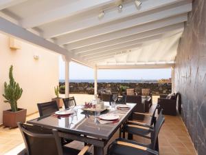- une salle à manger avec une table et des chaises dans l'établissement PillowAbroad - Dream sea view terrace Duplex, à Poris de Abona