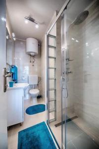 La salle de bains est pourvue d'une douche, de toilettes et d'un lavabo. dans l'établissement Jurkovica, à Komiža