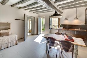 eine Küche und ein Esszimmer mit einem Tisch und Stühlen in der Unterkunft Château de Candes - Art & Spa in Candes-Saint-Martin