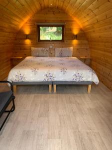 Postel nebo postele na pokoji v ubytování Glendalough Glamping - Adults Only