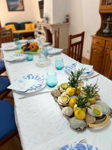 einen Tisch mit einem Teller Zitronen drauf in der Unterkunft Lotamar19 in Manta Rota