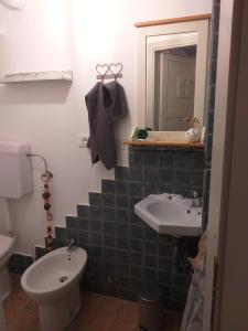 een badkamer met een wastafel en een toilet bij Casa Mattarulla: Monolocale Tartufo in Città di Castello