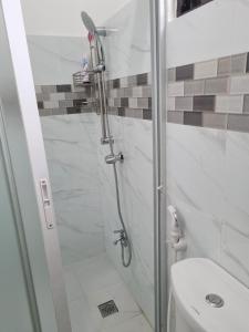 y baño con ducha y aseo. en Simply Ur Home in Lucena en Lucena