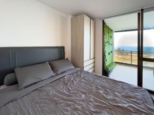 1 dormitorio con cama y ventana grande en Luxo e Vista Mar Maravilhosa na Barra da Tijuca B11-0013, en Río de Janeiro