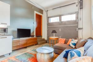 a living room with a couch and a tv at Jefferson Hideaway in Sisters