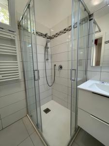 y baño con ducha y lavamanos. en Venice Hub, en Mestre