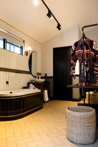 bagno con vasca e lavandino di Kruger Shalati - Train on The Bridge & Garden Suites a Skukuza