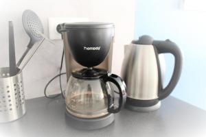 サン・ドニにあるLogement familial tout équipé (1 station de Paris)のコーヒーメーカー、カウンターのティーポット +4枚の写真