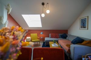 ein Wohnzimmer mit einem Sofa und einem Tisch in der Unterkunft The Azalea beautiful quiet apartment for 4 people! in Doussard