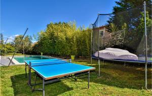 - Mesa de ping pong en el patio trasero con cama elástica en Beautiful Home In Meyreuil With Kitchen, en Meyreuil