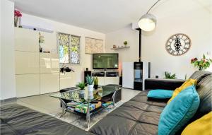 sala de estar con sofá y mesa de cristal en Beautiful Home In Meyreuil With Kitchen, en Meyreuil