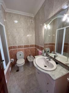 ein Badezimmer mit einem Waschbecken, einem WC und einem Spiegel in der Unterkunft Lotamar19 in Manta Rota