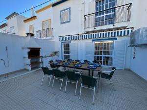 a patio with a table and chairs and a building at Lotamar19 in Manta Rota