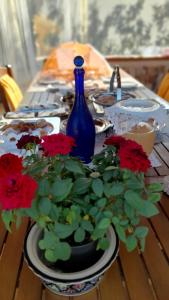 クアルトゥ・サンテーレナにあるB&B Villa Sul Golfoの青花瓶と植物をテーブルに