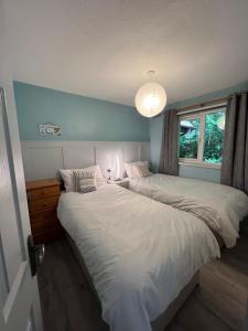 1 dormitorio con 2 camas y ventana en 81 Hengar Manor, en Bodmin