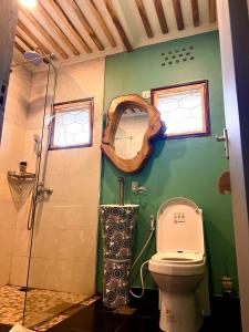 een badkamer met een toilet en een douche bij City Retreat Arusha in Arusha