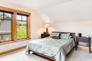 een slaapkamer met een bed en een raam bij Cascade Serenade at Suncadia Resort in Cle Elum