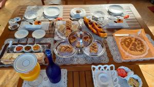 uma mesa com comida para o pequeno almoço em cima em B&B Villa Sul Golfo em Quartu SantʼElena