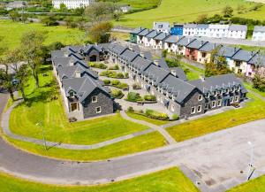 ディングルにあるDingle Courtyard Cottages 4 Bedの庭付きの大家の空中風景