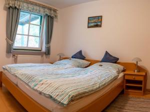 Un pat sau paturi într-o cameră la Appartementhof Stadler