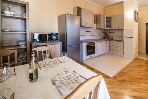 uma cozinha com uma mesa com copos de vinho em Boka Apartment em Baošići