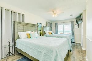 um quarto com 2 camas e uma ventoinha de tecto em Salty Sandpiper em Galveston
