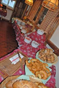 einen Tisch mit mehreren Brotplatten und anderen Lebensmitteln in der Unterkunft Aparthotel Edy Bruggmann AG in Flumserberg