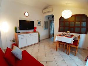 TV a/nebo společenská místnost v ubytování Apartments with parking spaces Porec - 2285
