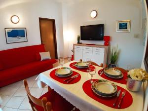 TV a/nebo společenská místnost v ubytování Apartments with parking spaces Porec - 2285