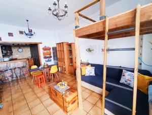 salon z łóżkiem piętrowym i stołem w obiekcie La Casita del acantilado w mieście Puerto de la Madera