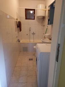 La salle de bains est pourvue d'une baignoire, de toilettes et d'un lavabo. dans l'établissement Adventure Land, à Jablanica