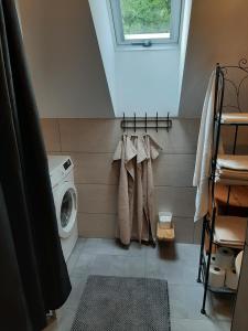 a laundry room with a washing machine and towels at Ferienwohnung Holzer in Payerbach