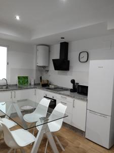 A kitchen or kitchenette at APARTAMENTO EL LLANO