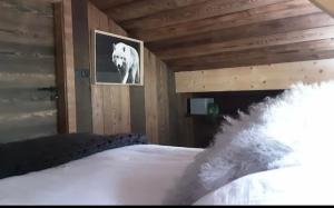 Chalet avec jacuzzi - 150 m des remontées客房内的一张或多张床位