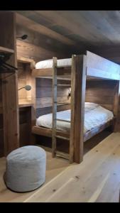 Chalet avec jacuzzi - 150 m des remontées客房内的一张或多张床位
