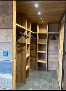 Chalet avec jacuzzi - 150 m des remontées客房内的一张或多张双层床