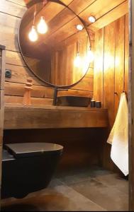 Vannituba majutusasutuses Chalet avec jacuzzi - 150 m des remontées