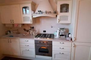A kitchen or kitchenette at L' incantevole Tana di Oto