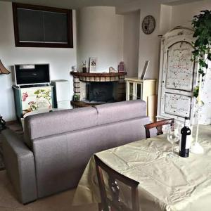 A kitchen or kitchenette at L' incantevole Tana di Oto